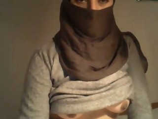 ARAB WIFE SHOWS HER SHAVEN